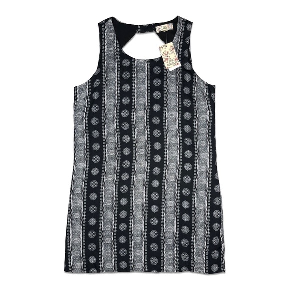 Pink Republic Dresses & Skirts - Pink Republic Black and White Keyhole Back Boho Line Print Dress